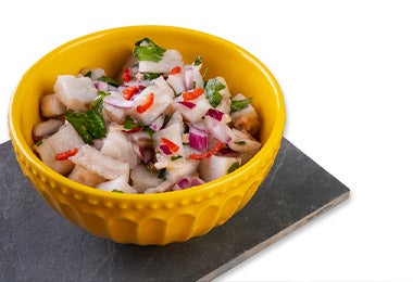 Bol de ceviche con salsa de wasabi