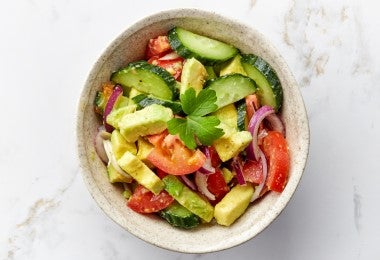 Bowl lleno de ensalada de aguacate visto desde arriba.