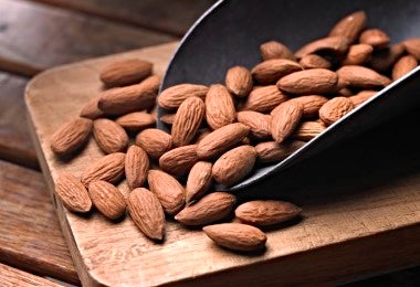 Puñado de almendras listas para ser convertidas en crema para la preparación del croissant de almendras.