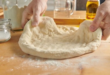 Persona amasando, paso clave al momento de preparar la focaccia italiana