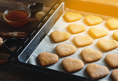 Bandeja para hornear con galletas en forma de corazón