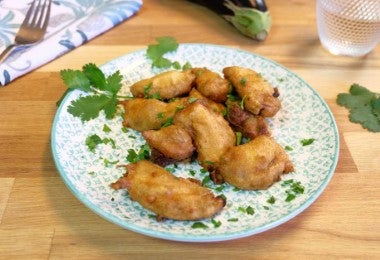 Plato de buñuelos de plátano, semejantes a los buñuelos de yuca