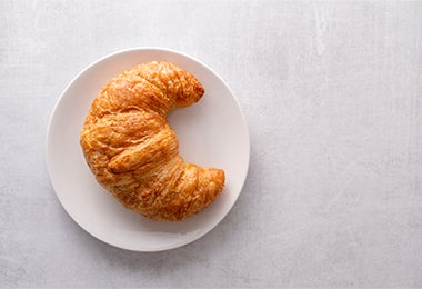 Croissant sobre plato, una preparación muy similar a las empanadas de hojaldre.