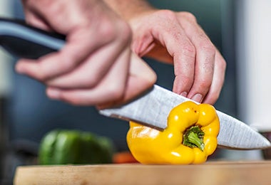 Cuchillo cortando pimentón, qué hacer al cortarse en la cocina