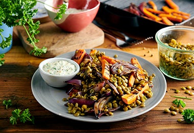 Curry de lentejas y verduras con zanahorias y salsa tártara