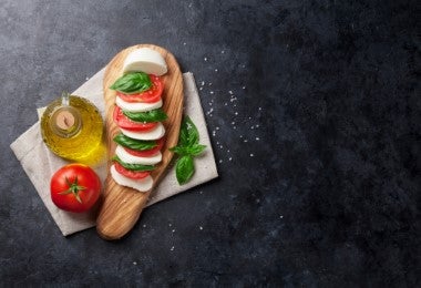 Ensalada caprese de mozzarella, tomate y albahaca, perfecto para comer junto con la focaccia italiana.