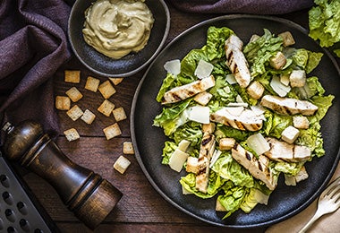 Ensalada con pollo, crotones y garbanzos, una comida con menos de 5 ingrediente