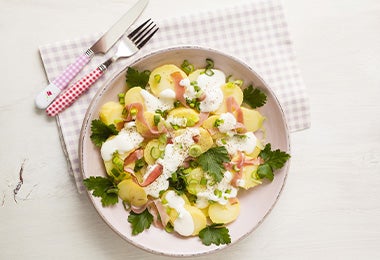 Ensalada de papa con crema y tocino, uno de los tipos de recetas para este acompañamiento