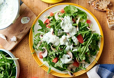  Ensalada griega con tzatziki para acompañar una receta de spanakopita.