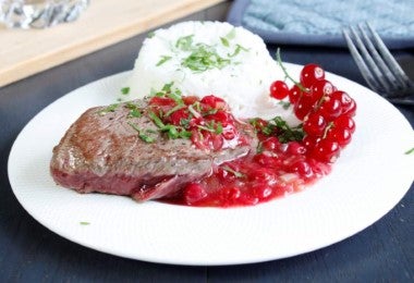 Filete de res con salsa de chutney de mango y grosellas con arroz