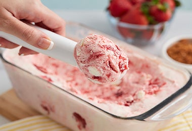 Delicioso helado hecho con varios tipos de frutilla