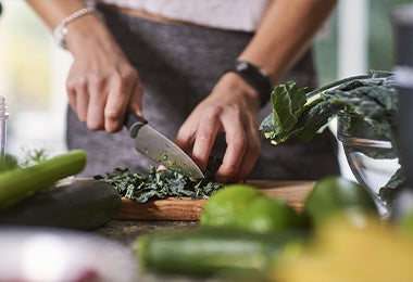 Importancia primeros auxilios en la cocina, cortar vegetales con cuchillo