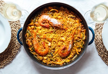 Plato de paella española condimentada con azafrán