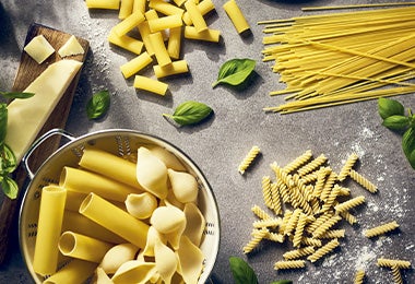 Pasta fresca y cruda lista para ser preparada a la carbonara con pollo y tocino