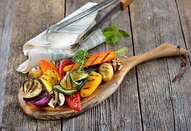 Pinzas de cocinar para servir vegetales a la parrilla