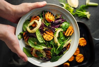 Plato de ensalada con hinojo fresco