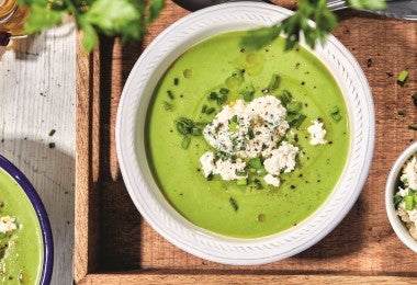 Vichyssoise servida en un tazón blanco con crema de leche