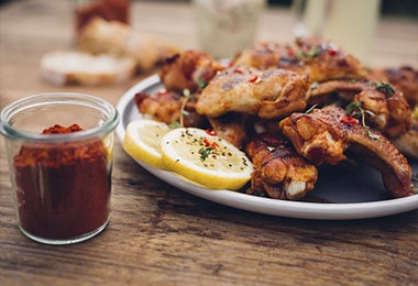 Pollo apanado acompañado de limón y pimentón, una comida con menos de 5 ingredientes