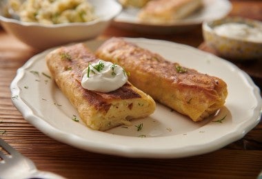 Dos polvorosas de pollo con un poco de salsa blanca encima.