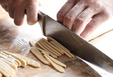 Primeros auxilios en la cocina, cortar pasta fresca con cuchillos