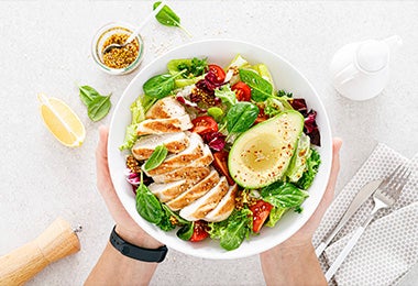 Un plato hecho con productos orgánicos: pollo, palta, verduras y limón.