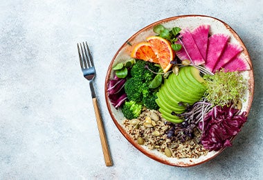 Tazón con ensalada de palta colorida con naranja