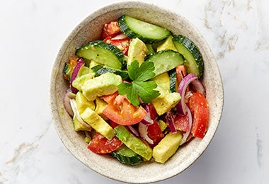 Tazón con ensalada de palta en cubos