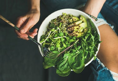 Tazón con ensalada de palta, lechuga y semillas