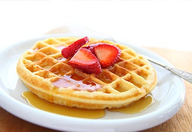  Waffles con miel y fresas al desayuno