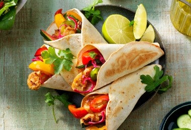 Tres exquisitos wraps de pollo, excelente para acompañar tu jugo de zanahoria con limón.