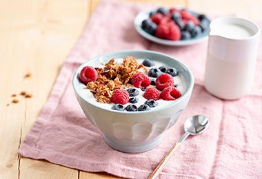 Yoghurt casero recién preparado con frutos rojos, cereal y avena