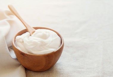 Tazón con yoghurt griego natural, ingrediente clave del Tzatziki