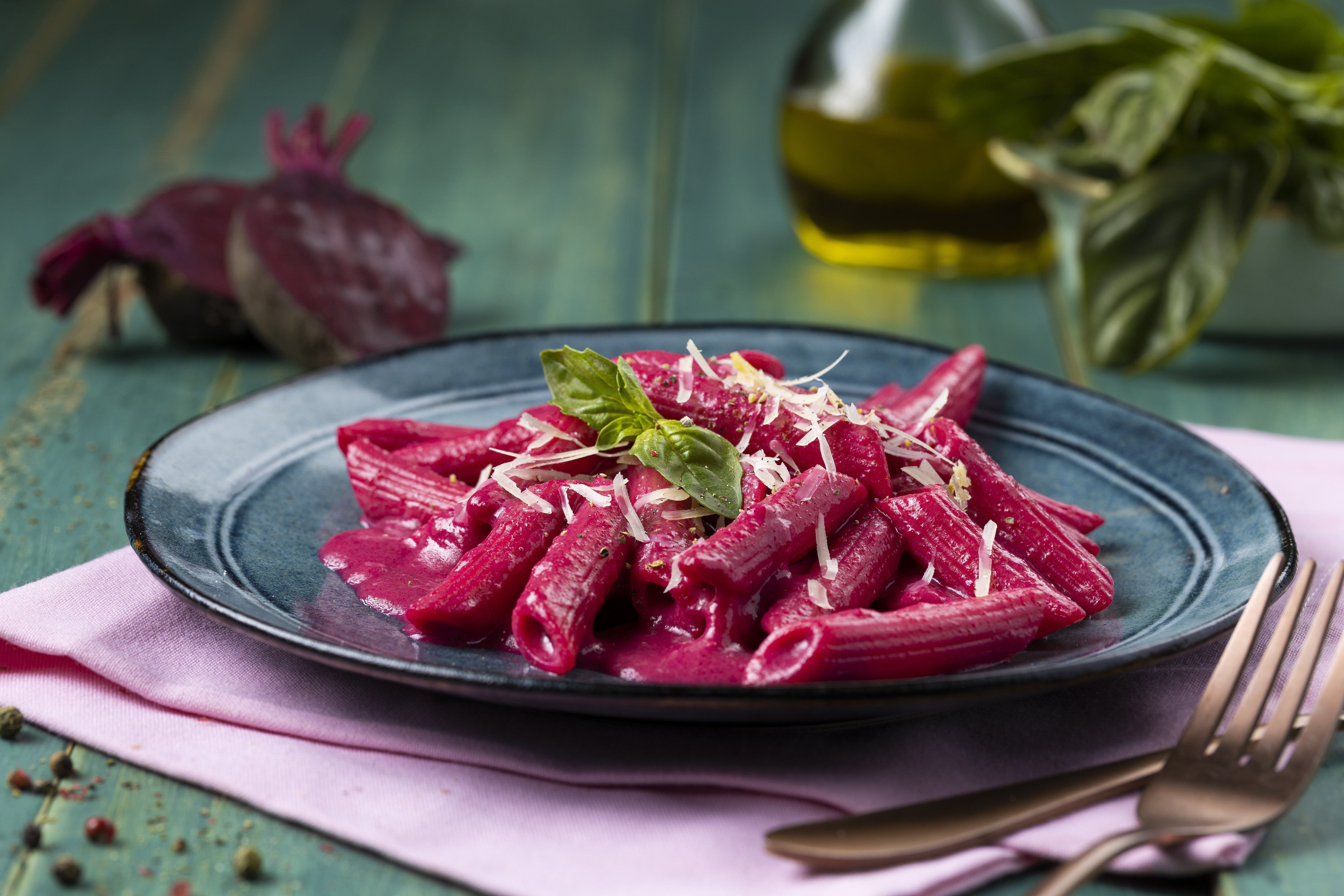 Pastas con salsa de betarraga