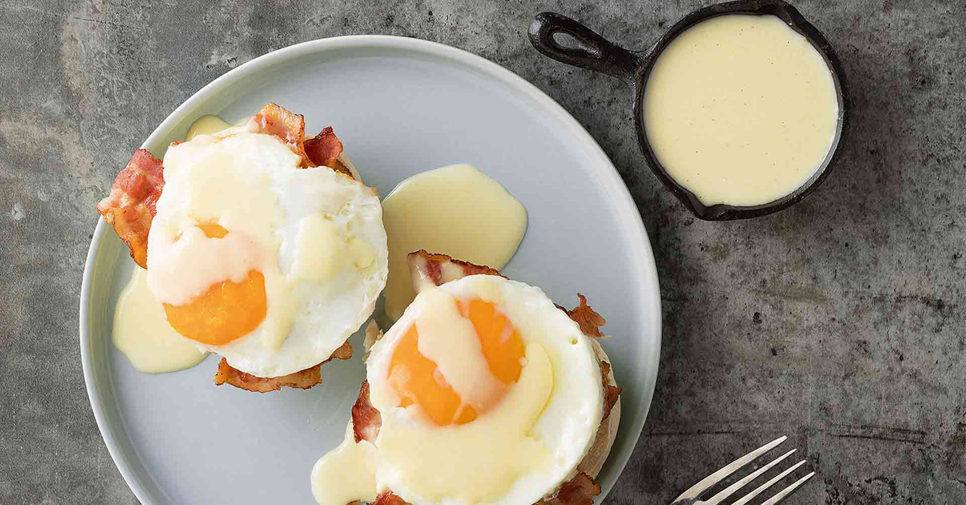 Huevos con tocineta y salsa de queso | Recetas Nestlé | Recetas Nestlé