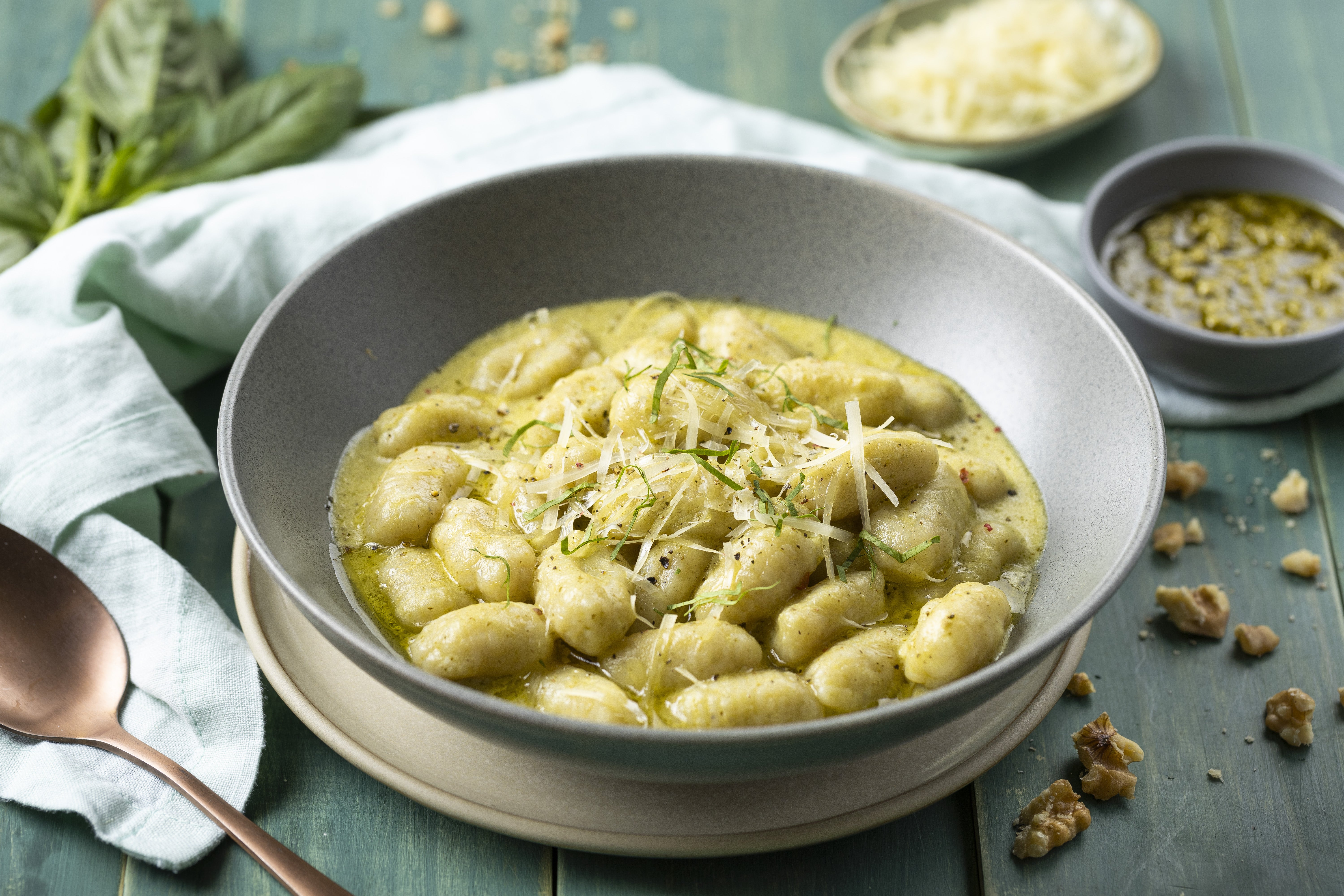 Gnocchis de coliflor con crema y pesto