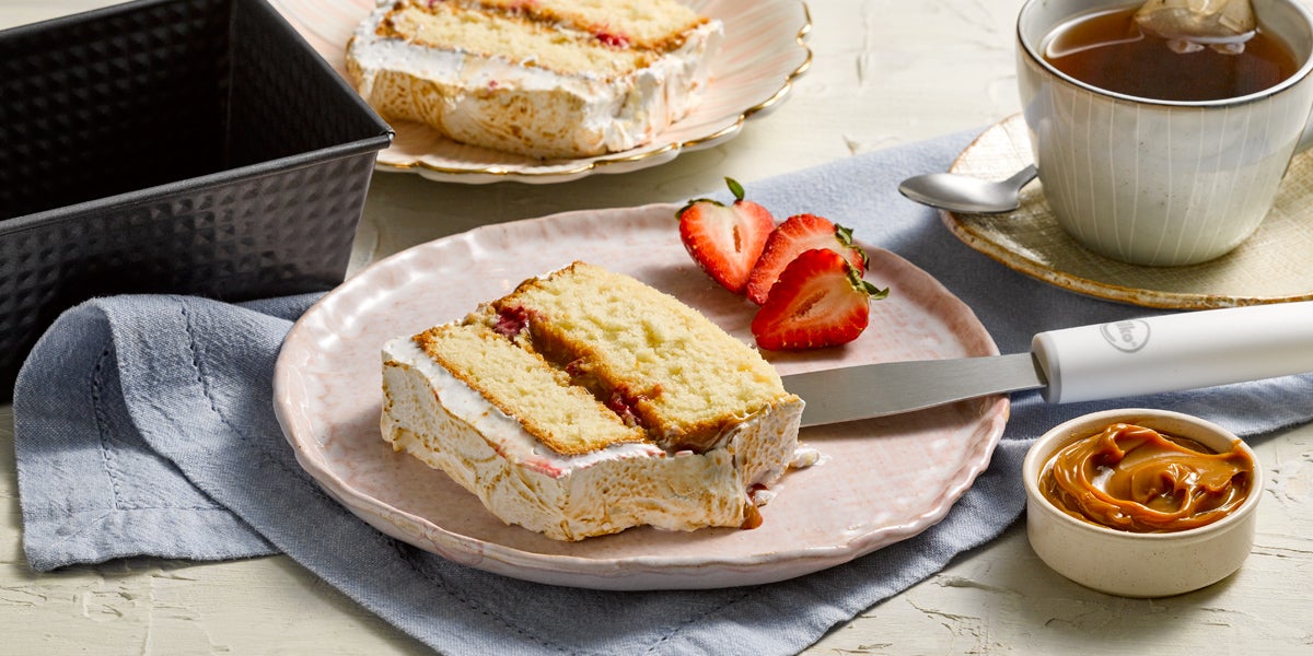 Pastel tres leches con manjar y frutilla | Recetas Nestlé