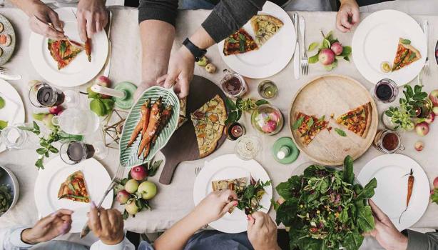 Mesa con variedad de platos y comida para una fiesta eco-friendly
