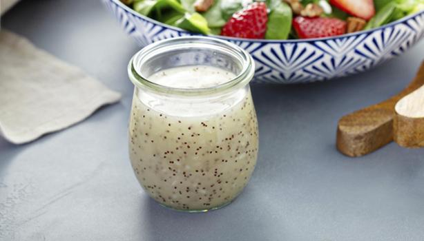 Bebida con semillas de amapola acompañada de una ensalada fresca.