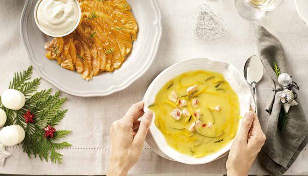 Plato con receta de gazpacho de salmón