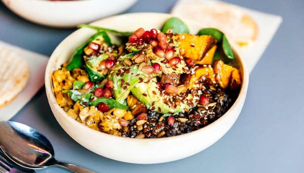 Lentejas, arroz, palta y semillas en un almuerzo sin gluten.