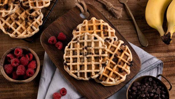 Waffles de banano con chocolate y frambuesas