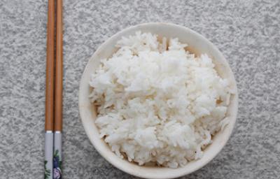 Palitos chinos con bowl de arroz para hacer sushi Palitos chinos con bowl de arroz para hacer sushi
