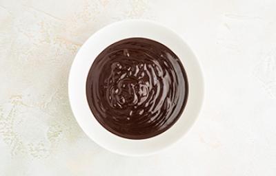 Chocolate derretido al baño María. Chocolate derretido al baño María.