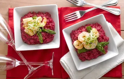 Risotto de Betarraga con Camarones y Espárragos salteados