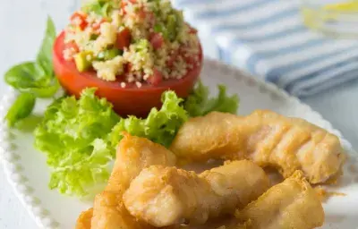 Tomate relleno con Cou Cous verde y Finger de Pescado Frito