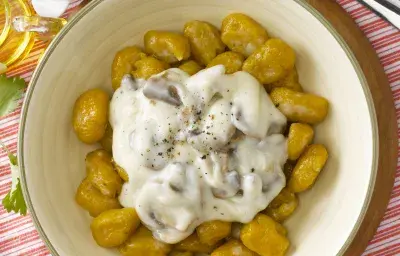 Gnocchi de Zapallo con Salsa de Queso y Champiñones