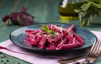 Pastas con salsa de betarraga