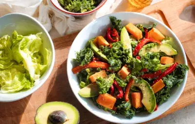 Ensalada de zapallo asado, pimiento, kale y palta