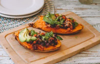 Camote relleno con porotos negros