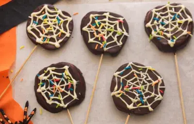 Brochetas de manzana cubiertas con chocolate para Halloween